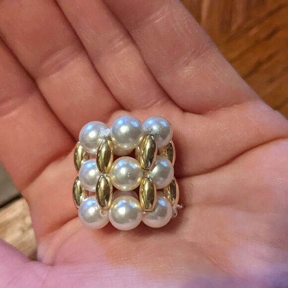 Stretchy faux pearl beaded statement ring - Picture 4 of 8